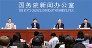 人民銀行、金監總局及中證監的金融三巨頭潘功勝（左二）、李雲澤（右二）、吳清（右一），繼去年9月公布撐市組合拳後，昨日再召開聯合記者會，公布多管齊下支持股市、樓市及實際經濟的措施。（中新社）