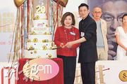 新地觀塘商場apm今年踏入20周年，將舉行連串慶祝活動，日前為影帝劉德華（右）主演全新電影《獵金遊戲》舉行首映禮，新地執行董事馮秀炎（左）亦有出席，為商場20周年巡禮及預祝電影票房報捷。