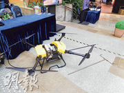 FlightPro計劃用Joyance的4軸無人機，在香港提供清洗大廈外牆服務。若是清洗大廈天台的太陽能光伏板，會換上地面另一款噴管。（薛偉傑攝）