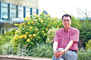 科大經濟學系榮休教授雷鼎鳴認為，是次美國加徵「對等關稅」事件，可能是全球經濟近50年最重要的事件之一，美元的價值正因特朗普政策反覆無常的政策風險而下跌，在此全球動盪的大環境下，持有實物黃金或比任何貨幣更保值。（資料圖片）