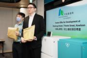 市建局旺角山東街項目最少收6份標書。圖為保利置業代表（賴俊傑攝）