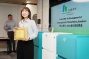 市建局旺角山東街項目最少收6份標書。圖為華懋代表（賴俊傑攝）
