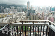 露台採用市場罕有的雙門設計，坐向東北，享開揚九龍市區景和山景。