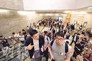 新地西貢西沙SIERRA SEA 1B期昨首輪價單開售160伙，市場消息稱整批單位約4個半小時沽清；圖為九龍站環球貿易廣場售樓處外，大批準買家及代理等候進場。（賴俊傑攝）