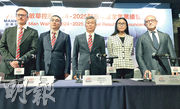 敏華董事局主席主席黃敏利（中）稱，集團核心競爭力仍强勁，對功能梳化行業前景保持信心。圖左二為集團中國區總裁王兵，右二為執董黃影影。（李紹昌攝）