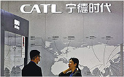 寧德時代公布公開發售吸引約31萬份認購申請，合共涉資逾3500億元，超購逾150倍，當中只有不足7萬名「幸運兒」成功認購，其餘24萬人空手而歸。（路透社）