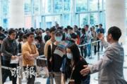 UNI Residence今日展開首輪銷售，不少買家一早扺達設於觀塘售樓處，排隊等候入場揀樓。（楊柏賢攝）