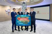 利嘉閣董事鄭健糧（左一）透露，該行買家斥資1380萬元購入UNI Residence 頂層連天台特色戶，呎價約2.16萬元。永泰地產執行董事鍾志霖（右二）、利嘉閣總裁廖偉強（左二）