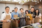 會德豐地產副主席兼常務董事黃光耀（左二）、中原地產九龍董事劉瑛琳（左三），以及會德豐銷售市場推廣團隊，一同參與親子手工粽工作坊。