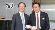 富衛董事會主席馬時亨（右）及新風天域集團聯合創始人兼董事長梁錦松（左）。