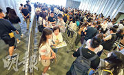 4月份首度推出的SIERRA SEA，開售不足一個月累售逾1520伙，單計5月份就已有1201宗買賣，帶動5月份整體一手成交量逼近2300宗，較4月份增逾一倍；圖為SIERRA SEA上月於九龍站環球貿易廣場售樓時的場面。（資料圖片）