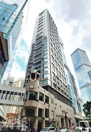 有「收租王」之稱的永倫集團，新近以約2.3億元沽出中環皇后大道中9號頂層全層，呎價約2.68萬元，較2018年寫字樓市場高峰期，以約5.3億元的購入價低逾一半。（資料圖片）