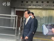電影人黃栢鳴涉內幕交易案擬不認罪 案件11月開審。圖為被告黃栢鳴（前）在數名人士護送下離開東區裁判法院。（房伊媚攝）