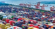5月中國對美國出口按年下降34%，據彭博數據，這是自2020年2月疫情初期以來錄得的最大跌幅。圖為江蘇南京龍潭港進出口集裝箱碼頭。（中新社）