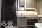 浴室採用淋浴間，不設浴缸。
