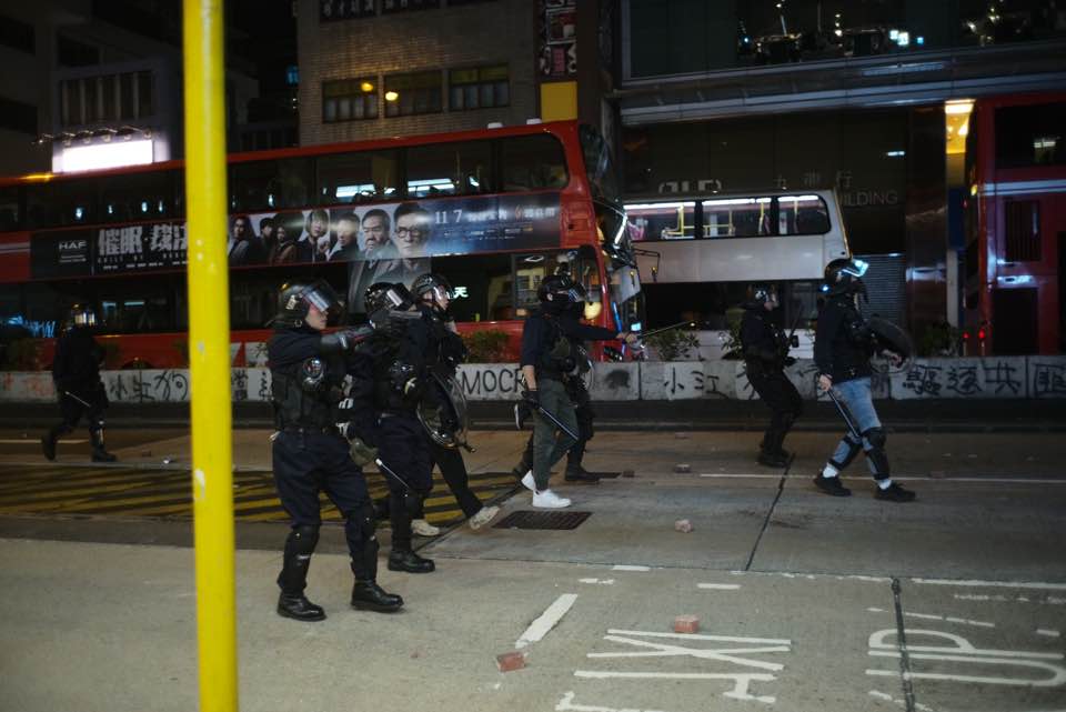 油麻地彌敦道近碧街有警員開槍發射一發實彈。當時曾有速龍警員舉槍，但據了解最後是便衣警向天開槍。（Maximilian Cheng提供）
