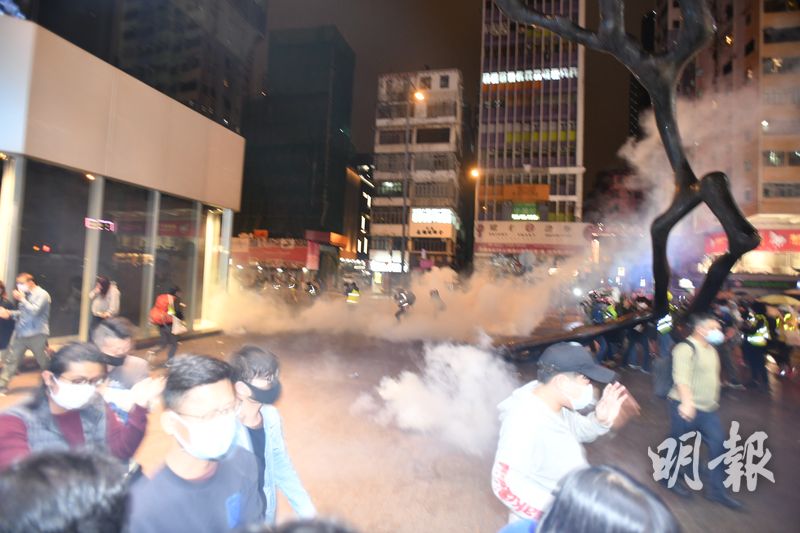 警方在砵蘭街亞皆老街交界投擲催淚彈。（衛永康攝）
