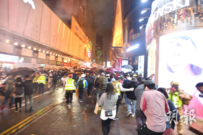 警方在砵蘭街亞皆老街交界投擲催淚彈，路上市民匆忙走避。（衛永康攝）