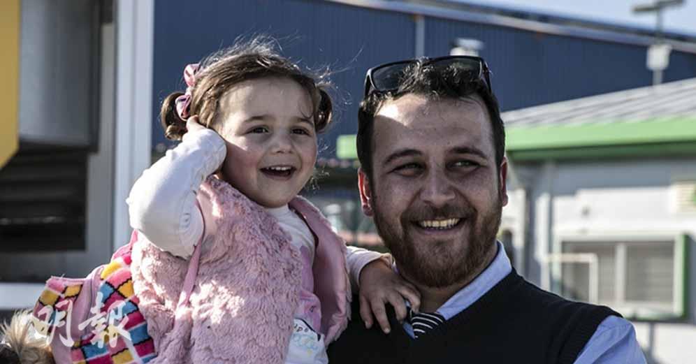 敘利亞3歲女大笑面對空襲獲關注　舉家准移居土耳其
