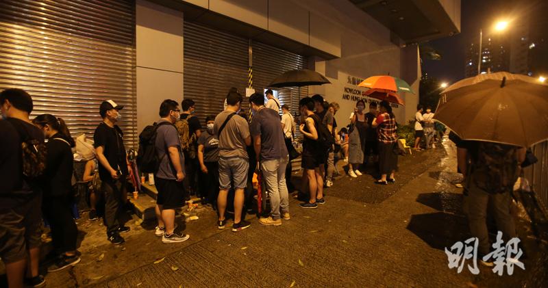 警旺角拘逾200人　黃雨下家屬紅磡警署外等被捕者保釋