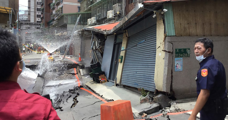 台新北市地盤挖地致路陷　多座民房門斜牆裂近200人疏散