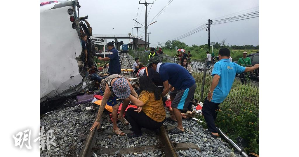 泰國旅遊巴遭火車撞削車頂　至少18人亡