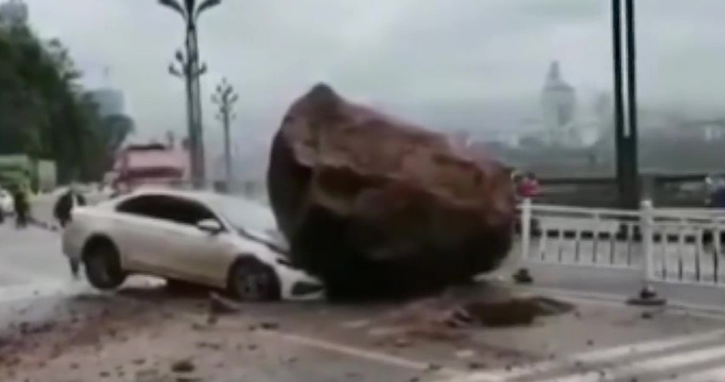 四川宜賓市巨石滾落壓路中私家車【短片】