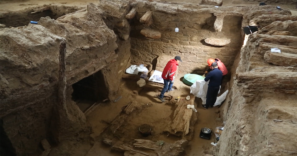 青海都蘭古墓考古　發現木石結構五神殿壁畫彩繪木棺