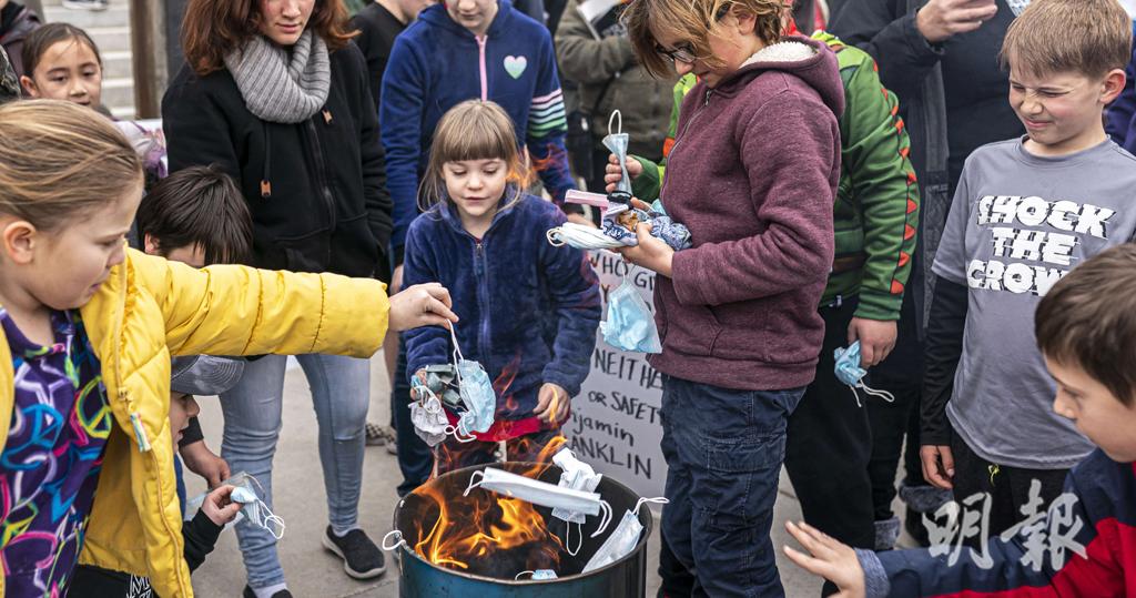 新冠肺炎｜美國愛達荷州示威者抗議口罩令　教兒童燒口罩