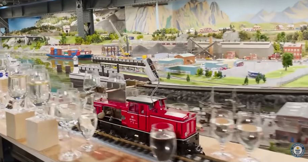 火車模型敲近3000個水杯奏20經典樂曲　漢堡微縮樂園破健力士世界紀錄【短片】