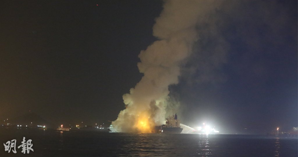 昂船洲對開躉船三級火　濃煙飄多區　遠至沙田有市民聞燒焦味報警