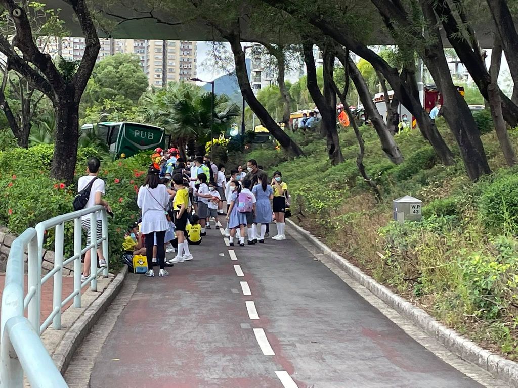 沙田校巴與私家車相撞後衝落單車徑 12人傷 (13:47) - 20210604 - 港聞 - 即時新聞 - 明報新聞網