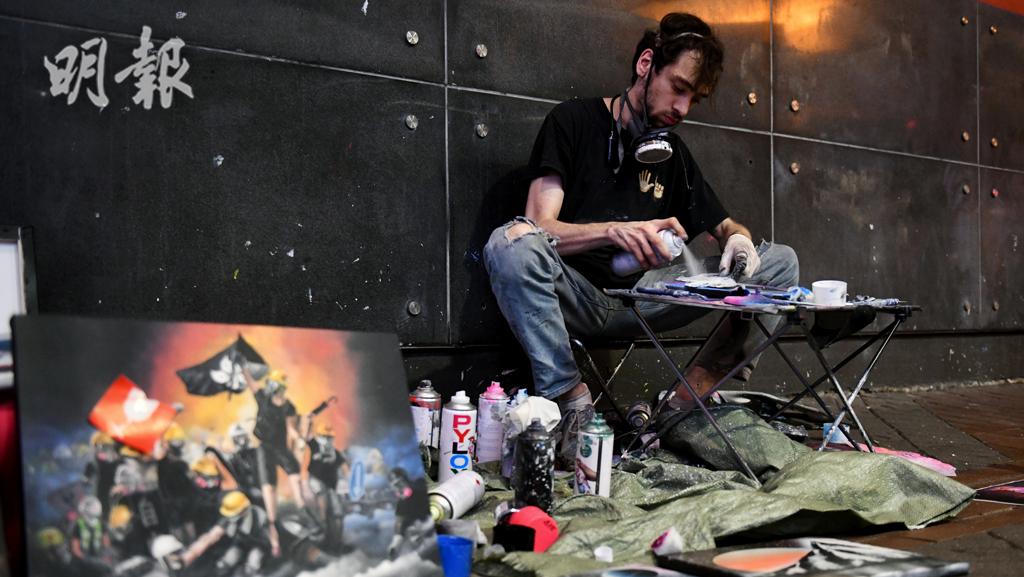 旺角街頭售抗爭噴畫遭報警　烏克蘭畫家：警察不時呼呼喝喝