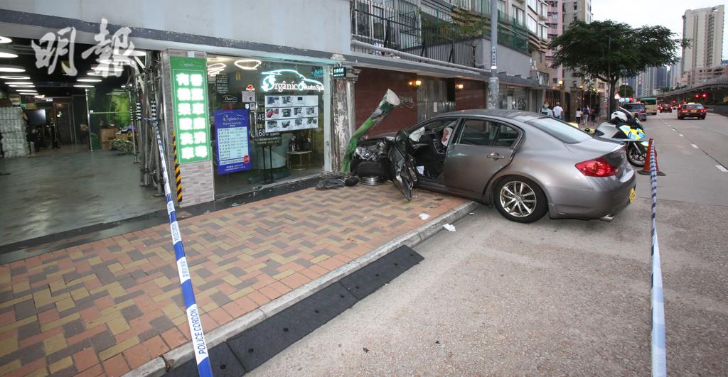 九龍城私家車失控撼燈柱及店舖櫥窗　兩人受傷