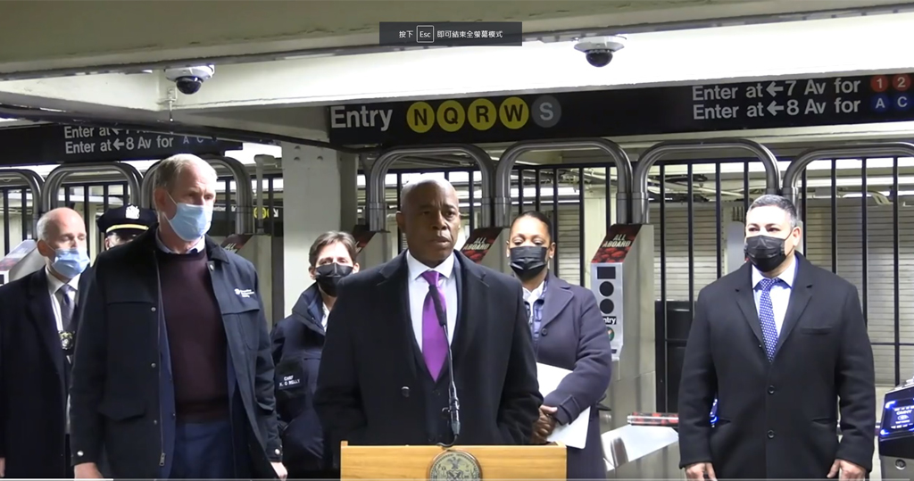 案發後，紐約市長亞當斯（前排中）與警方在時報廣場地鐵站見記者。（NYPD Twitter片段截圖）