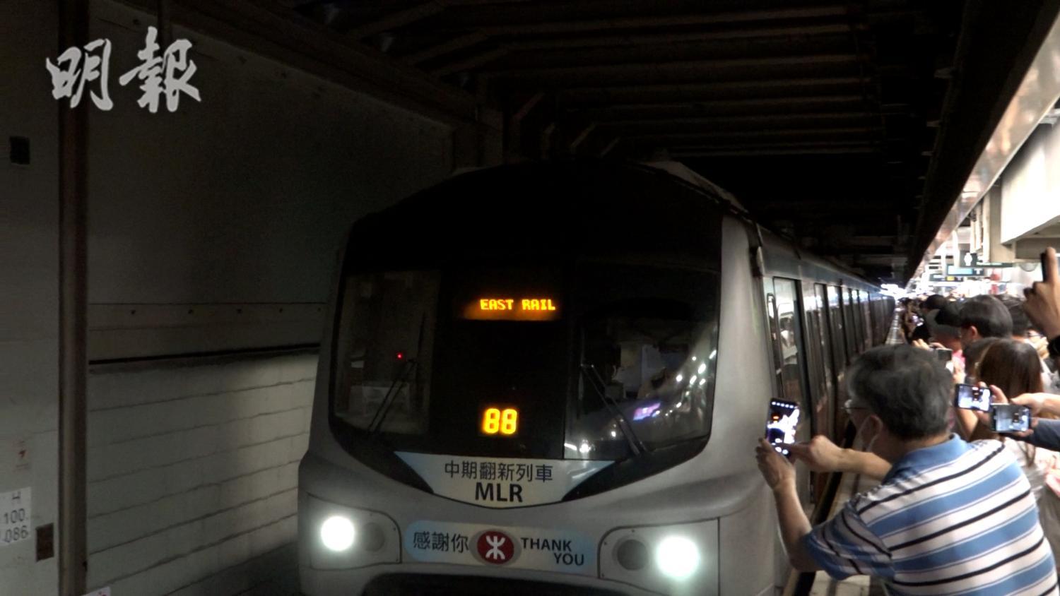 短片︰東鐵「烏蠅頭」榮休　最後一班列車告別市民
