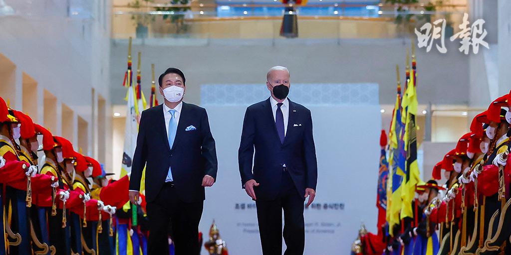 韓國總統尹錫悅（左）與美國總統拜登（右）會面後，於首爾國立中央博物館設國宴款待拜登。（路透社）