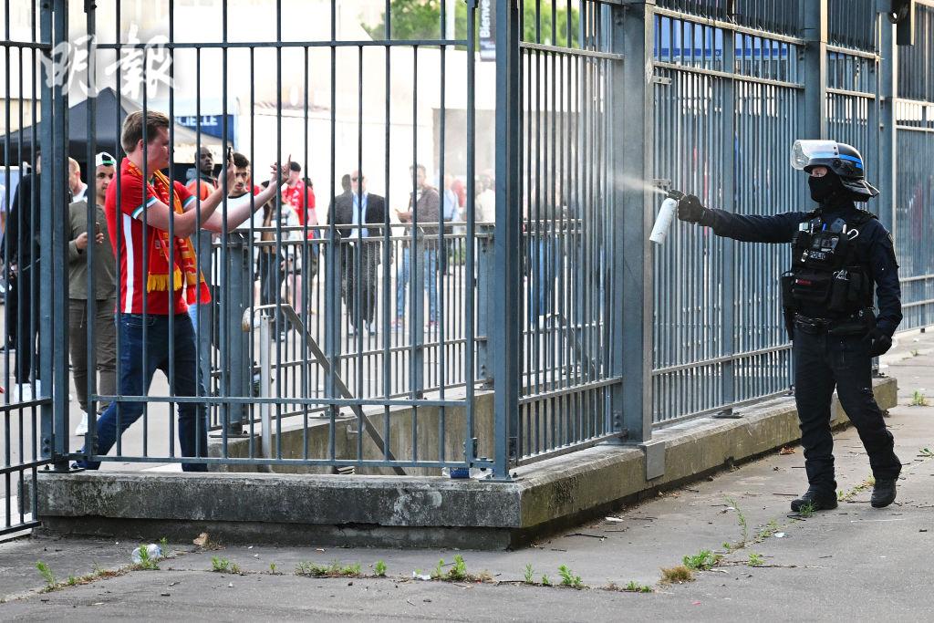 不少利物浦球迷開賽前未能入場，有警察出動胡椒噴霧。（Getty Images）