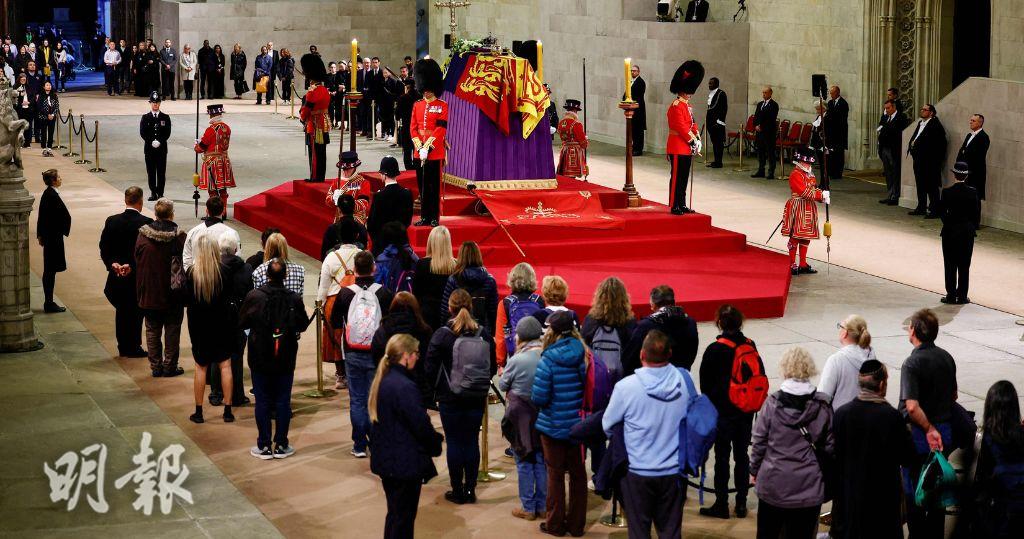 民眾連日來排隊十多小時，才能進入西敏廳瞻仰英女王靈柩。（法新社）