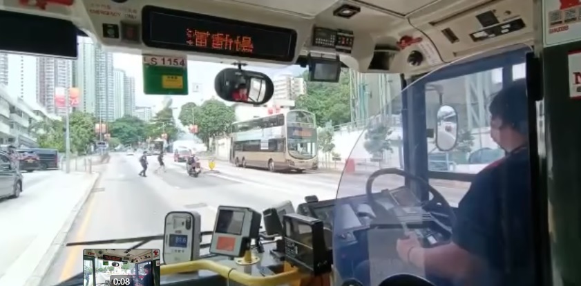 葵涌13歲「巴士迷」疑追出馬路拍攝巴士  遭電單車撞倒
