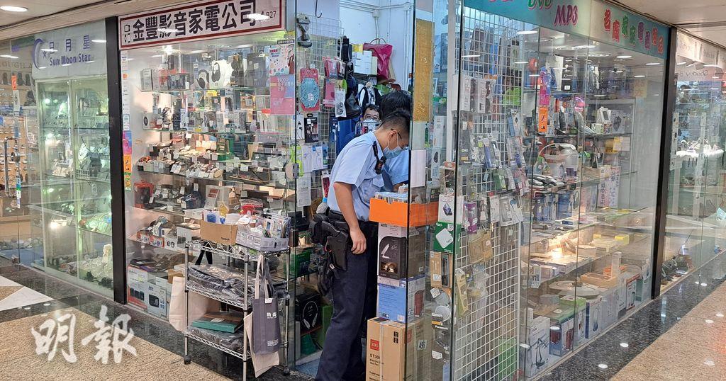新蒲崗男賊扮客 試戴值10萬元手表後奪門逃去 (13:36) - 20221007 - 港聞 - 即時新聞 - 明報新聞網