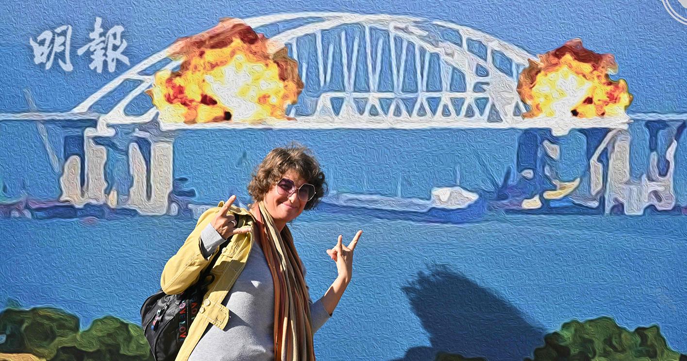 俄烏局勢｜克里米亞大橋遭炸　烏克蘭人與描繪大橋爆炸畫作打卡【短片】