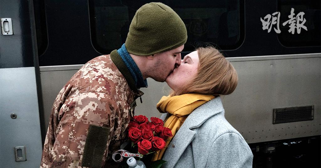 烏克蘭軍人暫離戰火　情人節向愛妻送花【多圖】
