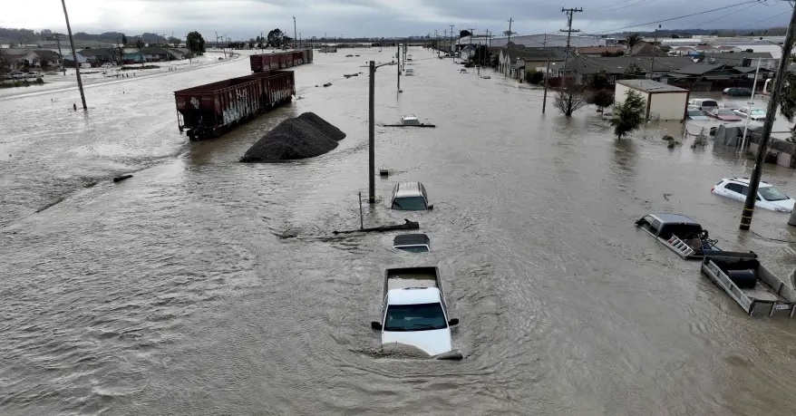 加州再遇風暴2死 堤壩崩潰車困洪水