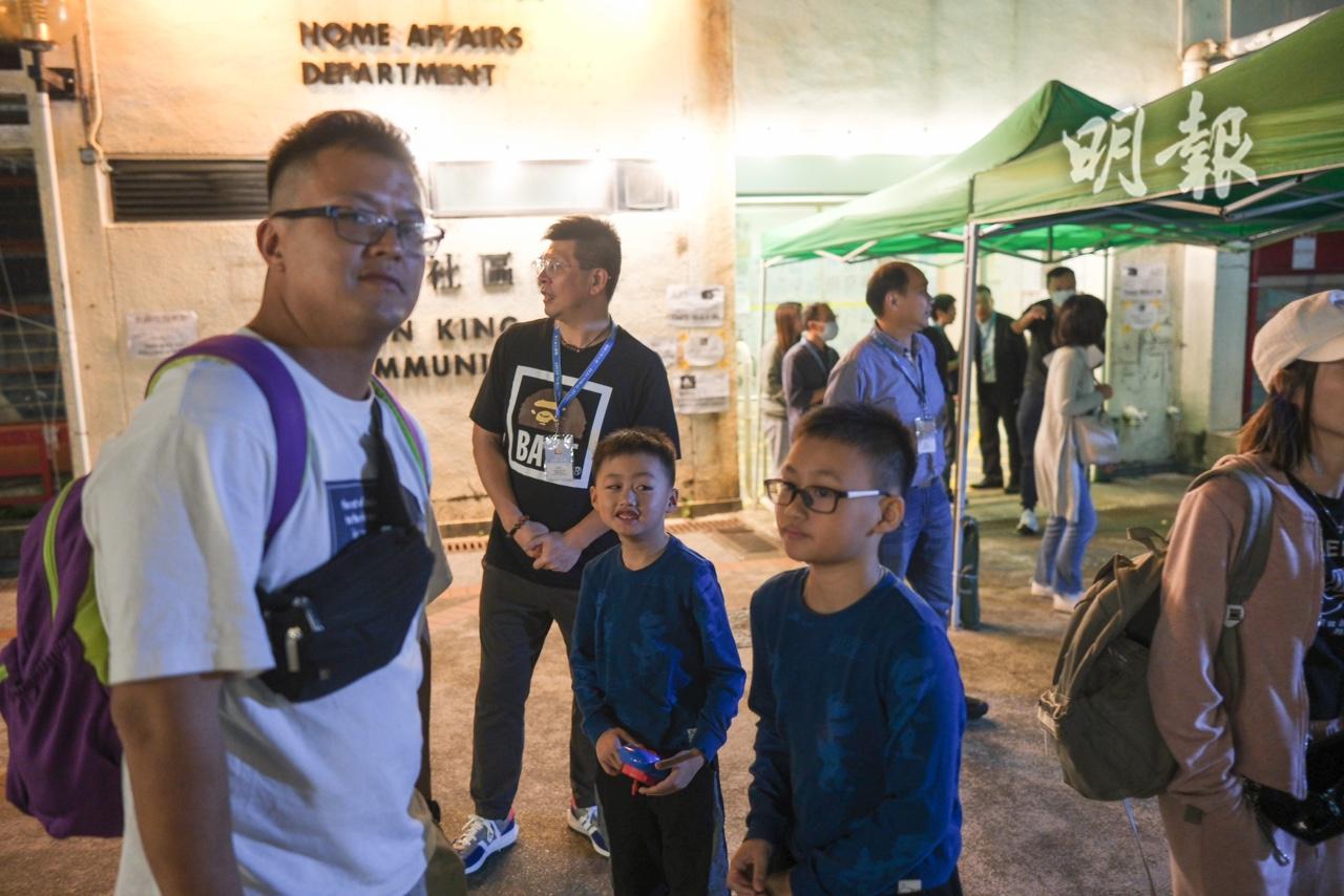 區議會選舉︳票站電子選民登記冊故障即改人手派票及延長投票時間(20:31) - 20231210 - 港聞- 即時新聞- 明報新聞網