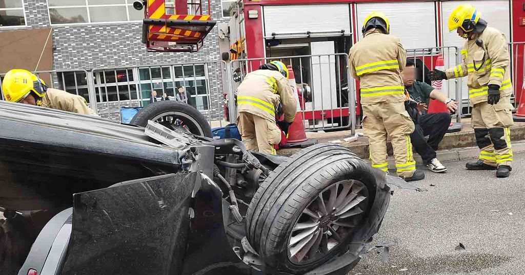 尖沙嘴私家車撞欄翻轉 司機一度被困 12 14 20240307 港聞 即時新聞 明報新聞網