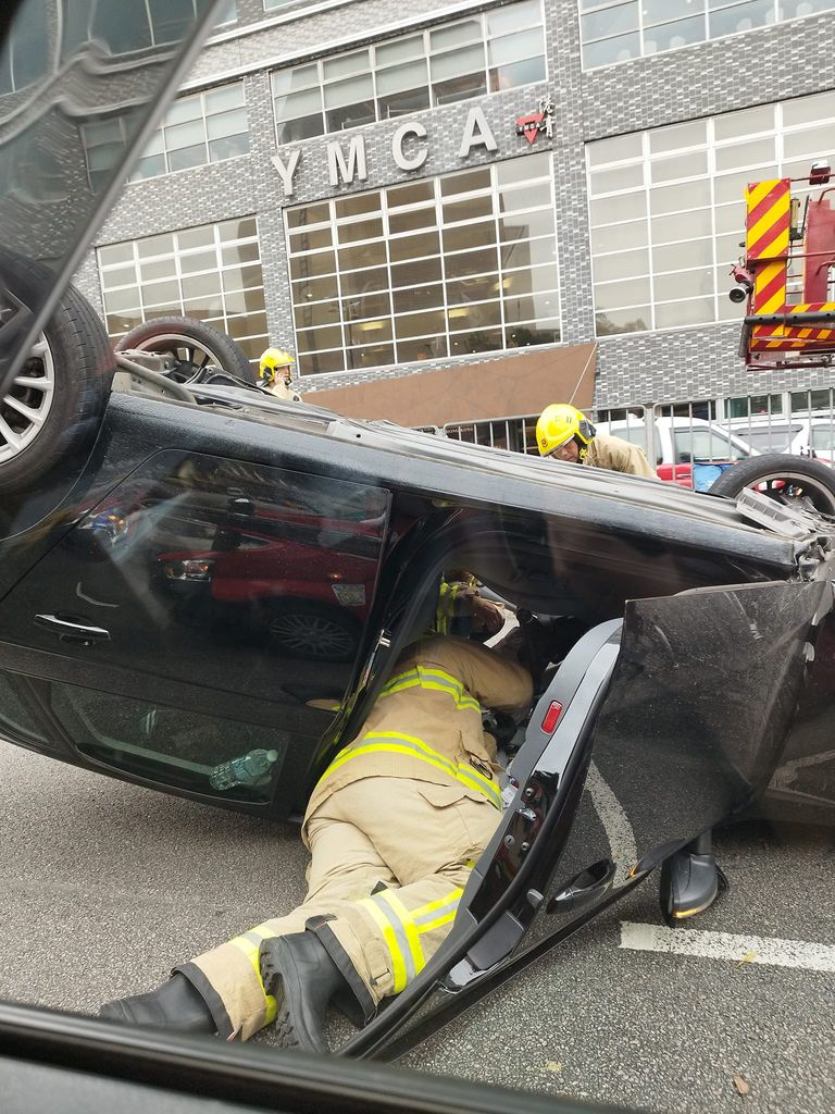 尖沙嘴私家車撞欄翻轉 司機一度被困 12 14 20240307 港聞 即時新聞 明報新聞網