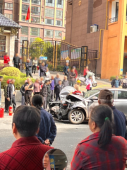 江西贛州私家車亂撞致2死4傷 目擊者：司機逃逸