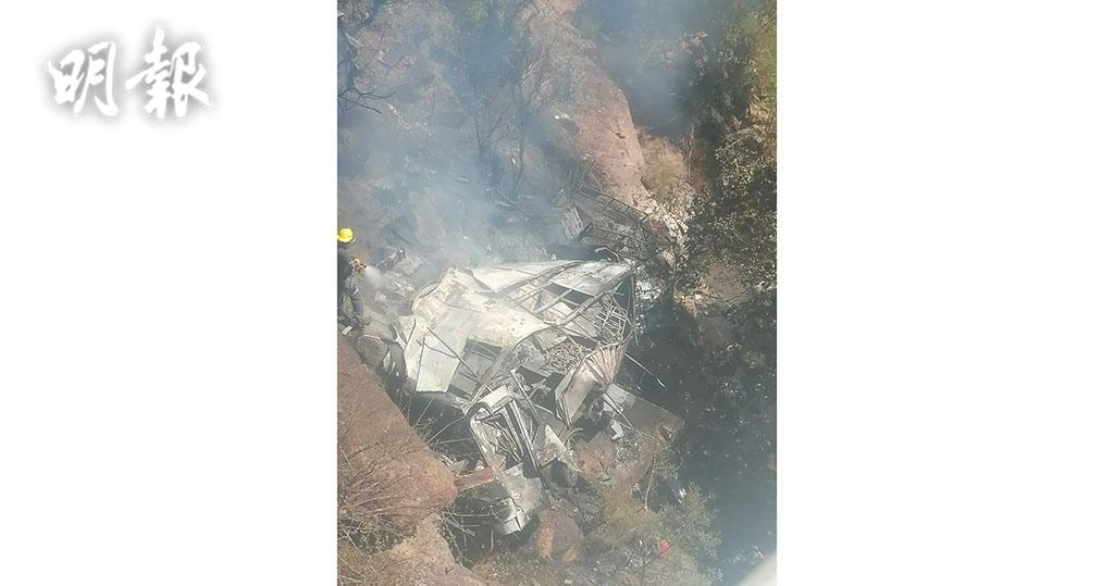 南非大巴墜橋起火釀45死　僅一8歲女童生還