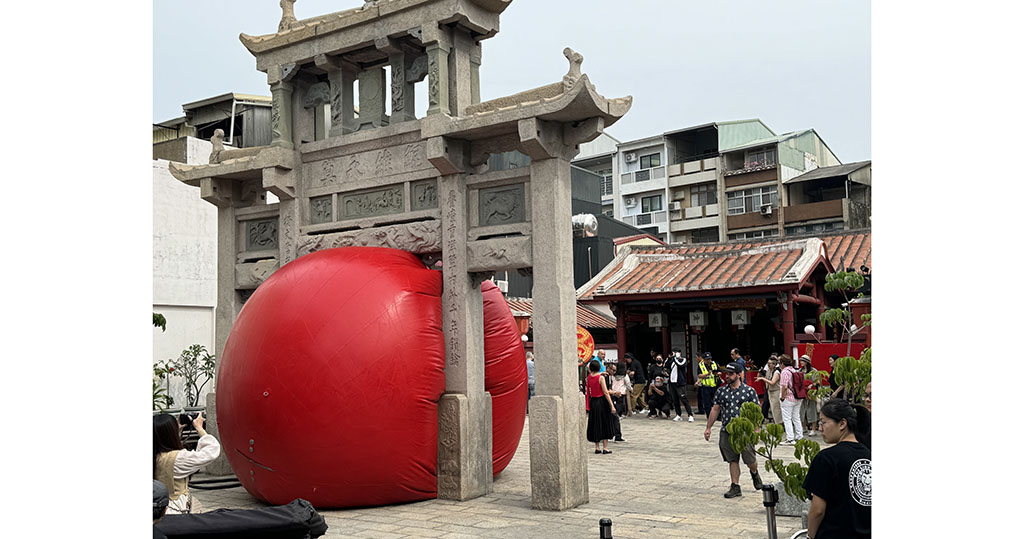 台南啟動「紅球計劃」　巨型紅球首亮相古蹟風神廟